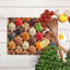 Élégante planche à découper en verre avec une représentation colorée moderne d'une planche à découper avec des fruits et des noix frais-114446596