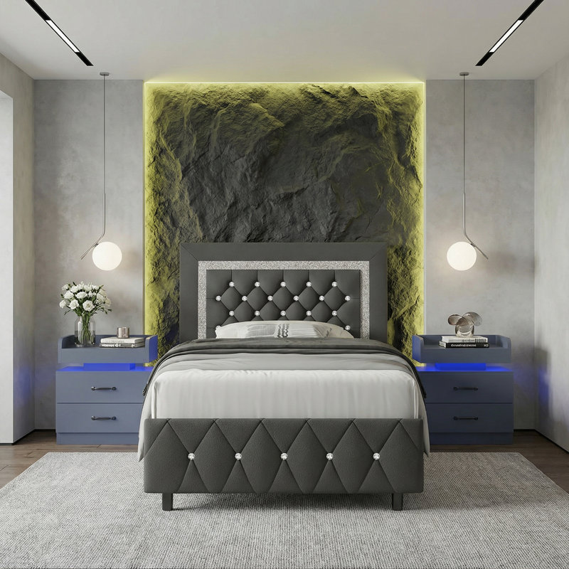 Ensemble de chambre à coucher 3 pièces, avec lit plateforme capitonné en similicuir et table de chevet DEL, Gris, Simple