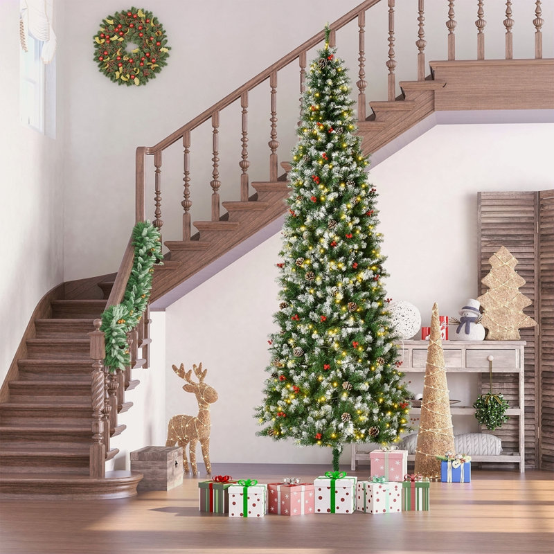 Arbre de Noël artificiel enneigé 9 pi avec branches réalistes, 460 lumières DEL, pommes de pin, baies rouges et 1298 pointes