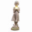 Fille tenant une statue de jardin éclairée à bulles avec énergie solaire à DEL