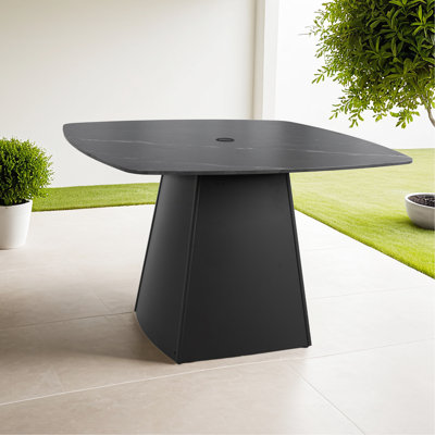 Table de salle à manger d'extérieur moderne carrée arrondie, 44 po, pierre frittée noire, structure toutes saisons avec plateau en pierre, base évasée en aluminium, plateforme idéale