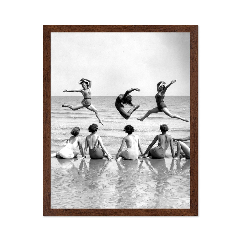 Femmes qui dansent sur la plage, Poster, 16"H x 20"W, Brown Framed