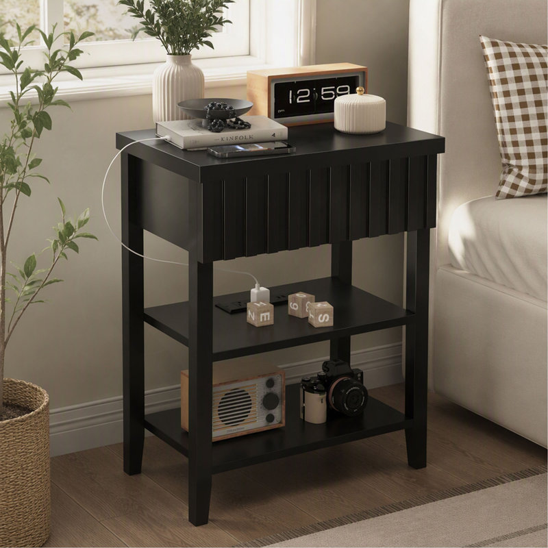 Table de chevet cannelée avec station de recharge, tiroir et 2 étagères ouvertes pour chambre et petits espaces, Black