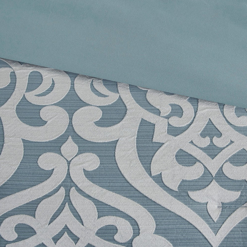 / Édredon très grand argenté - 8 pièces Magnifique motif en médaillon. . Comprend un édredon, des taies décoratives, des coussins décoratifs Euro, une jupe de lit très grand / argent. Charmant médaillon texturé. . Inclus