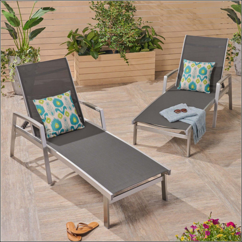Ensemble de chaises longues d'extérieur à structure en aluminium avec sièges en filet et positions réglables pour un confort ultime