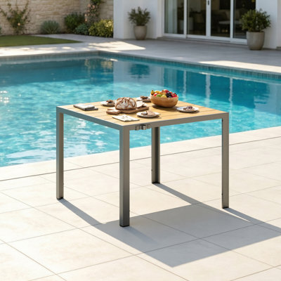 Table de patio moderne carrée, table de salle à manger d'extérieur à grain de bois avec structure en métal robuste, 4 sièges, table d'extérieur résistante aux intempéries pour la cour, la terrasse et le patio