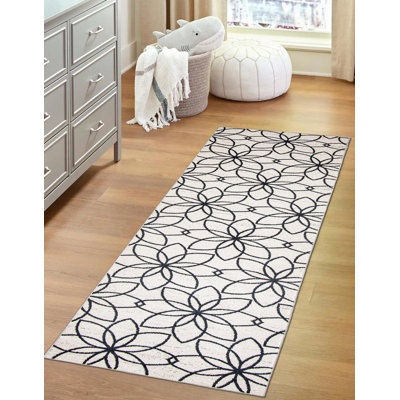Tapis de couloir ivoire / noir en polyester tissé à plat à la machine 2 pi 6 po x 8 pi Enchante