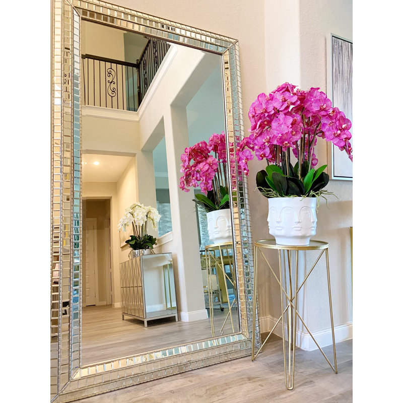 Vase mat avec orchidées roses