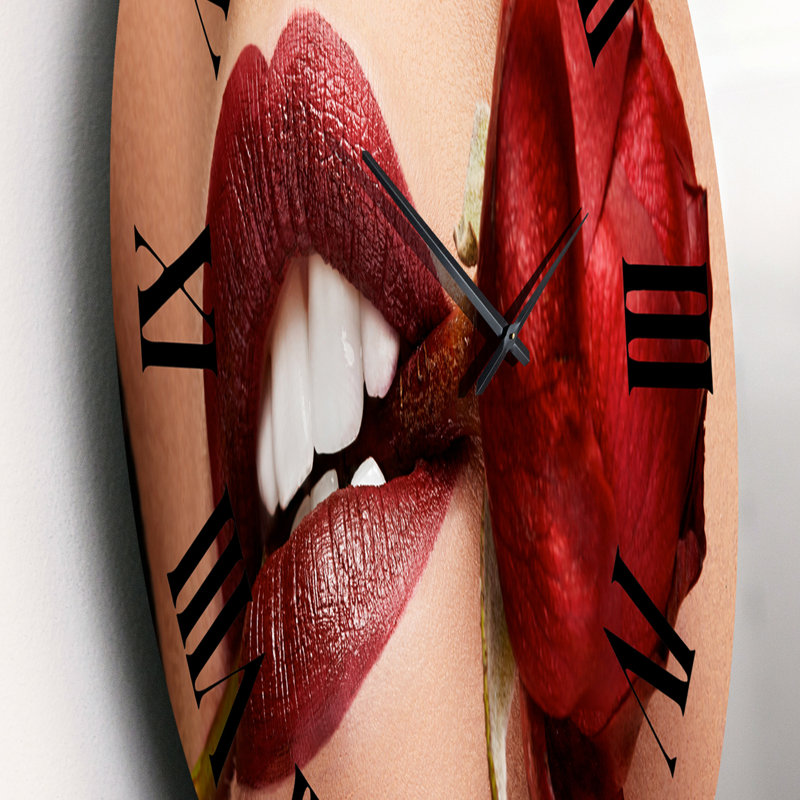 Femme avec rouge à lèvres rouge tenant une rose dans la bouche - horloge murale moderne, Petit