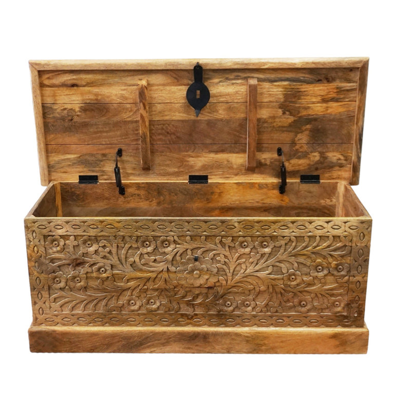 Coffre sculpté à la main en bois naturel