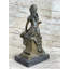 Sculpture de jeune fille avec une guitare