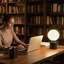 Lampe de table en bois massif de 25 cm de hauteur avec abat-jour globe en verre opale de 15 cm, intensité variable en continu de 0 à 100 %, douille E12, homologuée UL-2090665772