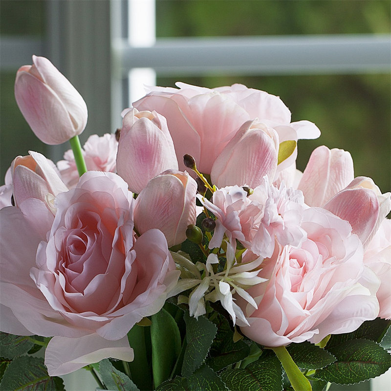 Arrangements floraux mixtes dans un vase