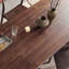 Une table de salle à manger en bois de frêne robuste et durable