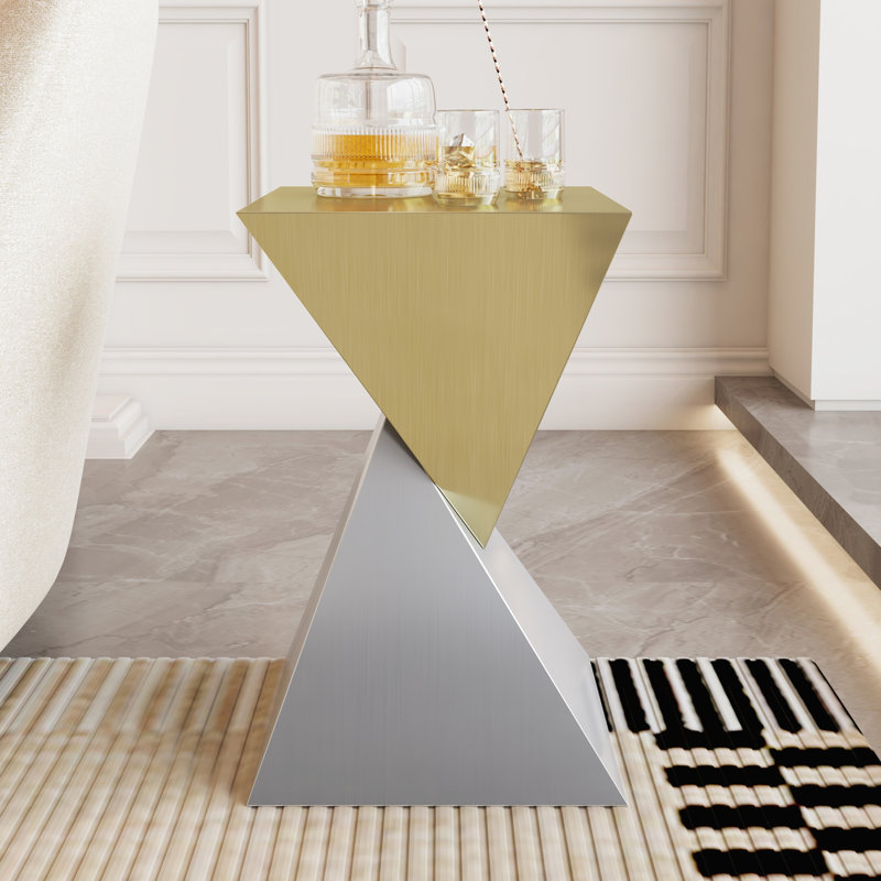 Table d'appoint moderne en acier inoxydable brossé, au design abstrait, pour une maison tendance.