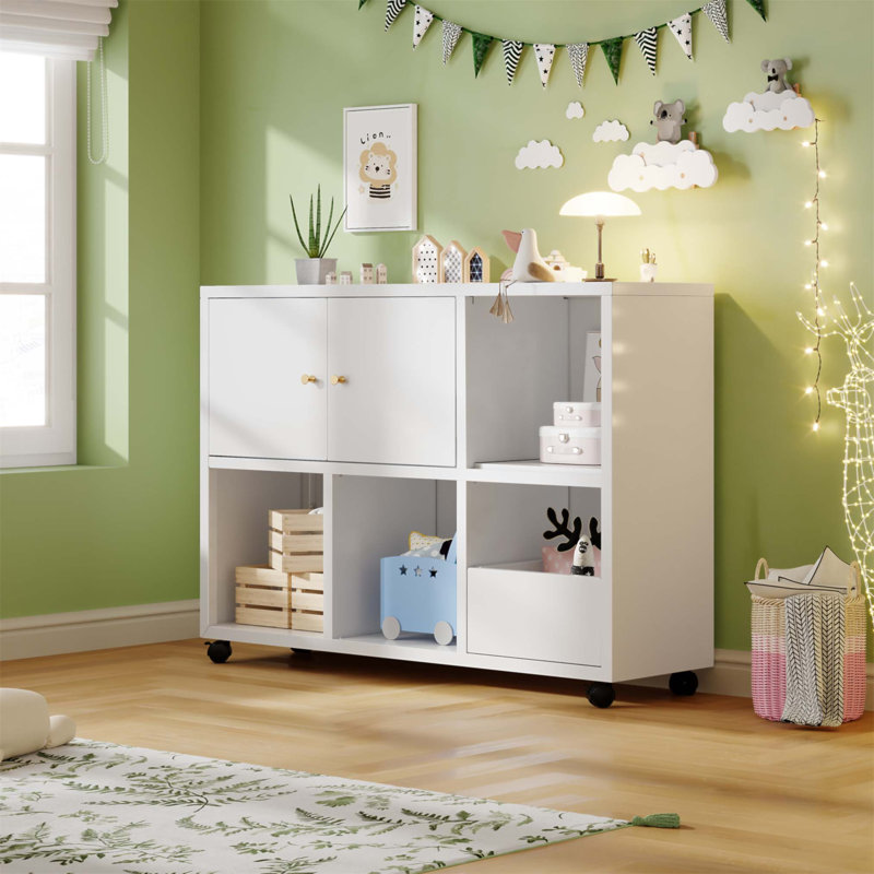 Meuble de rangement à jouets en métal sur roulettes, avec compartiments ouverts et placards fermés, pour une salle de jeux bien organisée.