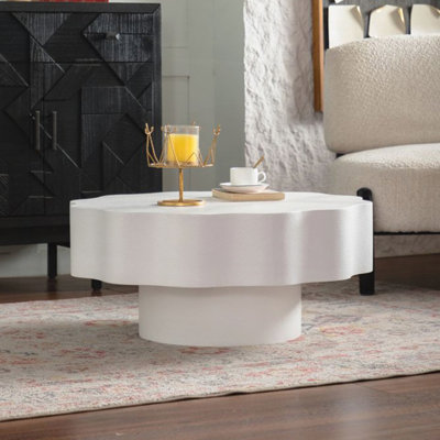 Table basse festonnée: forme unique à bord ondulé, pièce centrale élégante pour les espaces élégants.