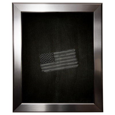 Tableau noir fixé au mur