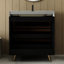 Meuble-lavabo de style milieu du siècle avec lavabo en céramique, comptoir en pierre frittée et structure stable en acier. Pieds de salle de bain en acier inoxydable, rangements pratiques.