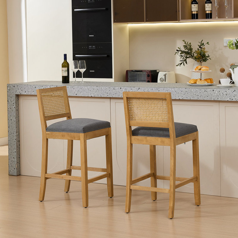 Tabouret de bar en bois massif à dossier en rotin avec coussin en mousse haute résilience, idéal pour les îlots de cuisine de style rustique et naturel, barres basses dans les salles à manger et les cafés, ensemble de deux