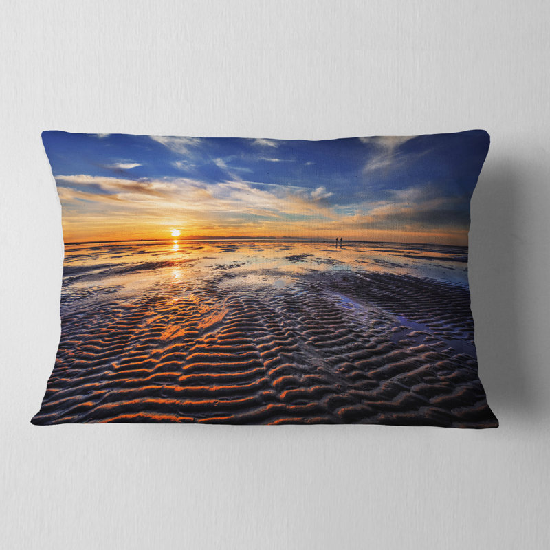 Coussins de mer au cours d’un coussin lombaire coucher de mer sur le sable