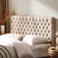 Tête de lit pour grand lit en tissu beige avec coutures en losange capitonnées, structure en bois massif réglable et pieds en métal-1056400168