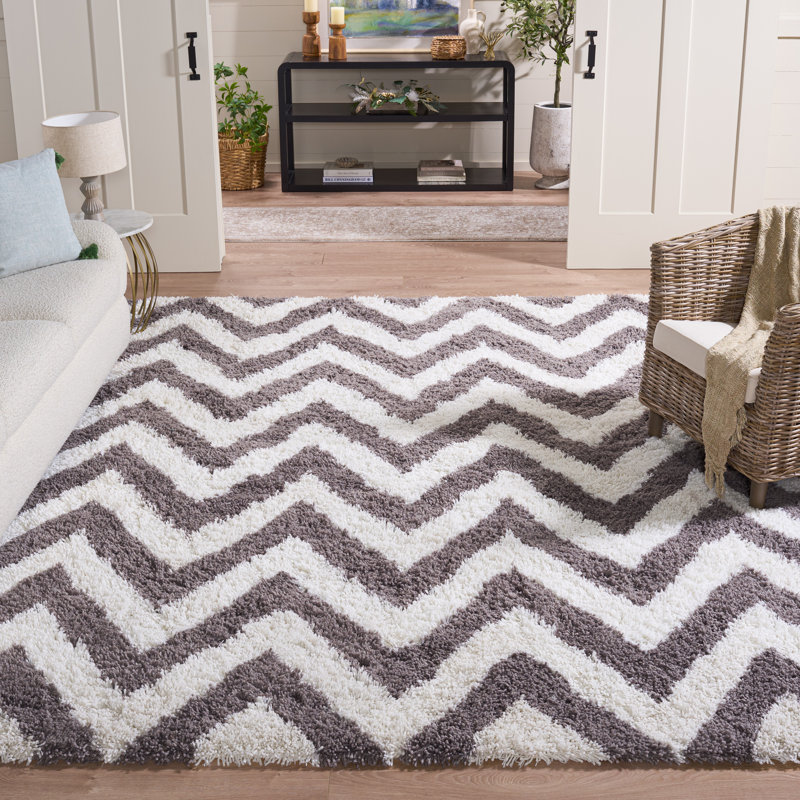 Tapis gris / blanc à poil long fabriqué à la main à motif de chevron Helenie, Rectangle 8 pi x 10 pi