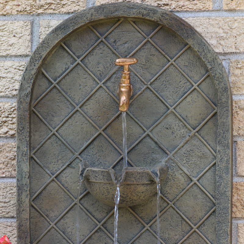 Fontaine murale solaire en polystone résistante aux intempéries avec batterie de secours Lutterworth - Pierre florentine
