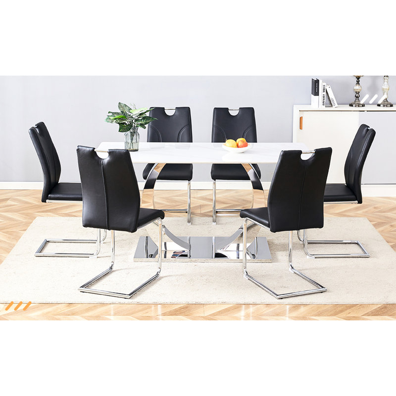 Chaise de salle à manger Black Pu (4 pièces) - Chic et fonctionnelle. Qualité PU, rembourrage en mousse. Conception ergonomique. Pieds argentés. Fabrication stable. Base coulissante. Des chaises respirantes). Matériau avec bon