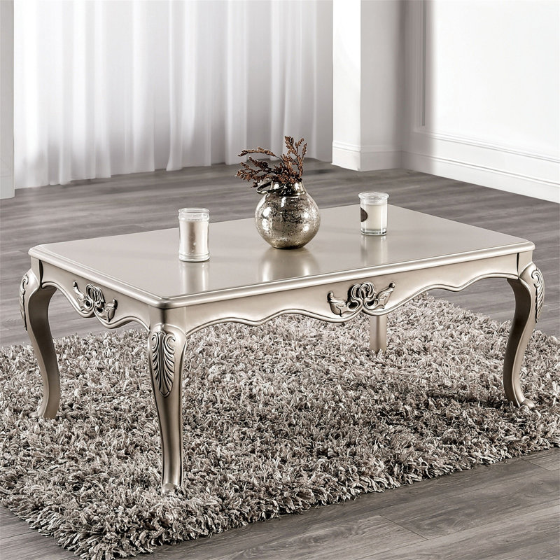 Table basse de style traditionnel avec pieds incurvés avec structure sculptée en bois massif finition champagne (table incluse seulement)