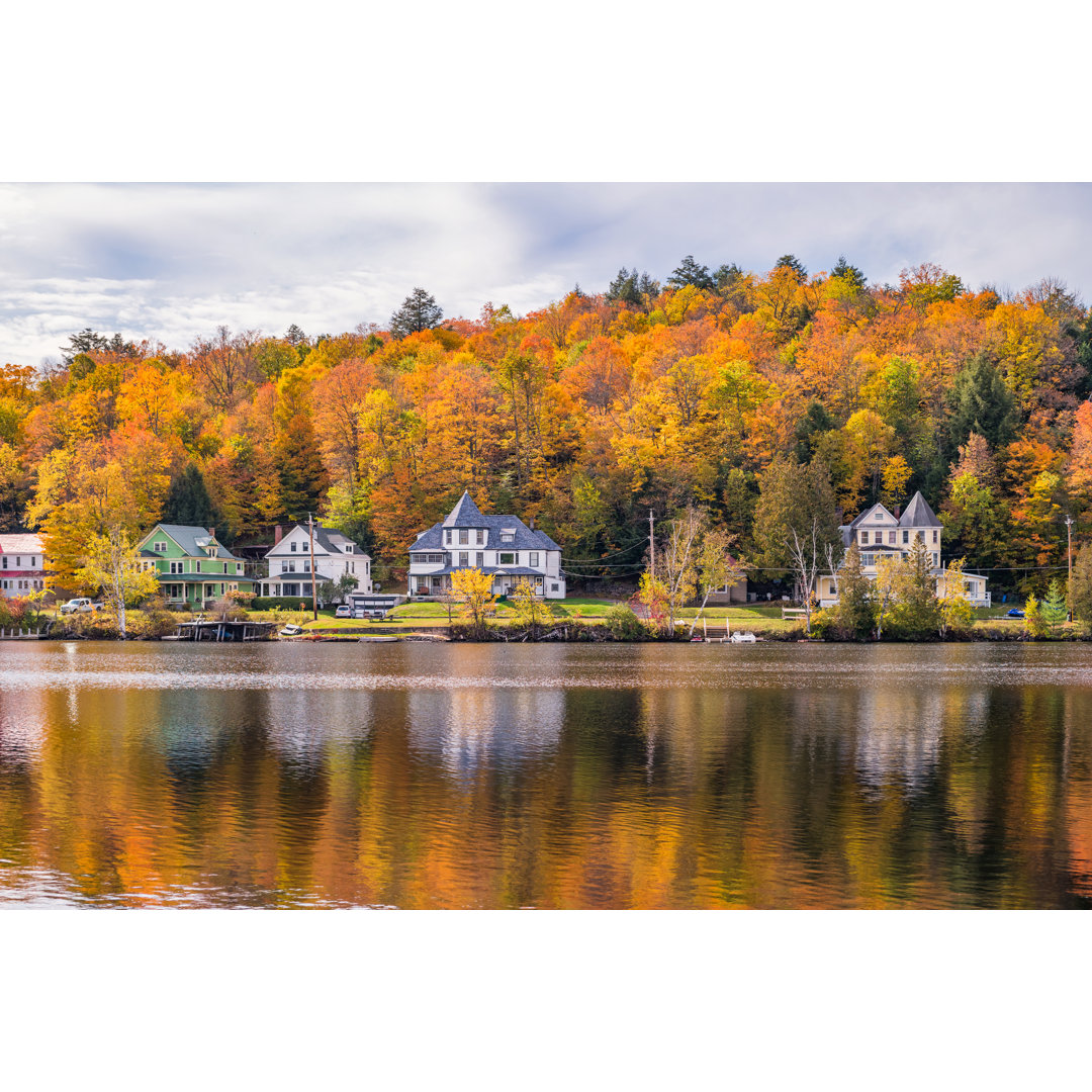 Stadt Saranac Lake In Adirondack Mountains New York State USA Herbst von Benedek - No Frame Print on Canvas