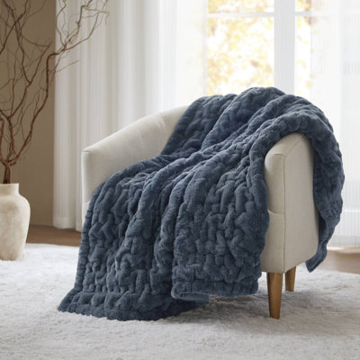 Plaid réversible en fausse fourrure froncée unie bleu ardoise 50 x 60 po