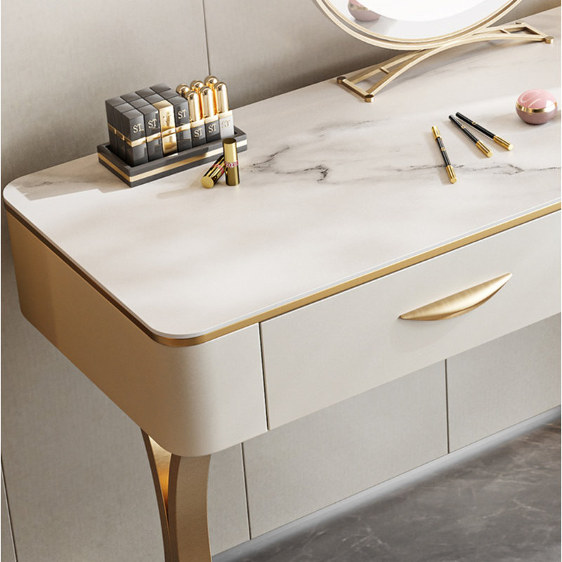 Hullda, Ivory White