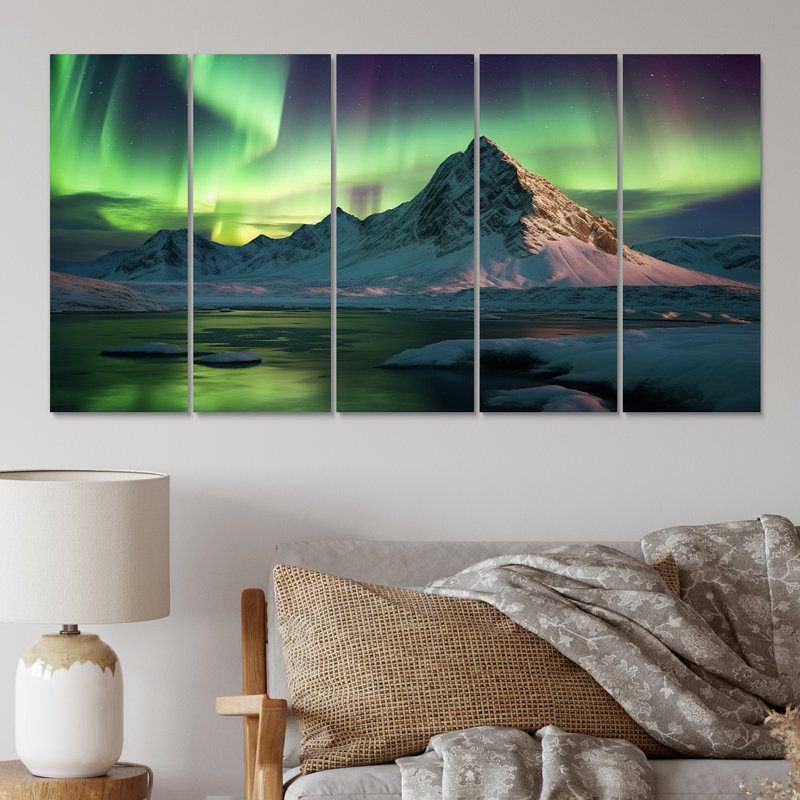 «Northern Lights In Stunning Arctic Mountains III», reproduction sur toile - 5 panneaux égaux