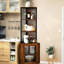Armoire d'angle de 65 po avec tablettes, étagère de présentation à 6 niveaux et porte-verres à vin, rangement autoportant pour la cuisine, la chambre à coucher, portes brunes rustiques et balcon, plateforme