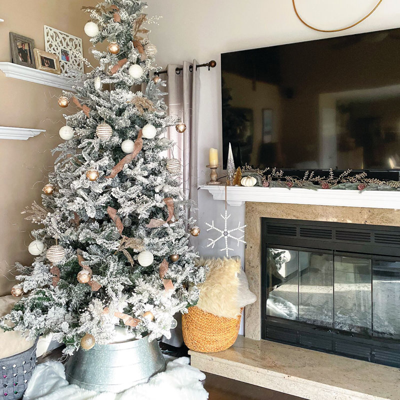 Arbre de Noël artificiel enneigé 7,5 pi avec lumières intelligentes incandescentes et base Fraser Mountain Farm, 7.5' H