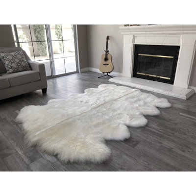 Tapis blanc en peau de mouton à poils longs Amaranta