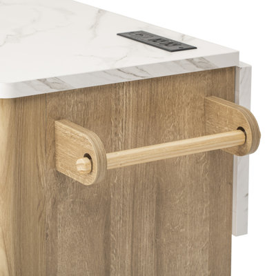 Îlot de cuisine cannelé avec abattant, prise de courant, îlot de cuisine 55,5 po avec rangement - 6 tablettes de porte, tablettes réglables, table d'îlot roulant avec plateau en faux marbre, rebord courbé pour la cuisine, naturel