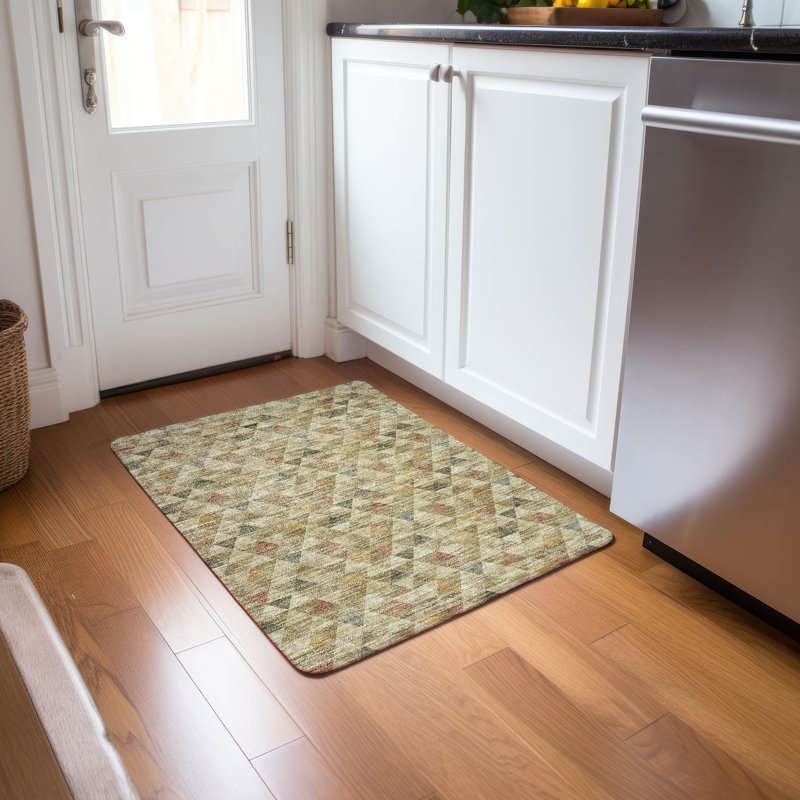 Tapis beige en polyester tissé à la machine intérieur / extérieur Itzayana, Rectangle 1 pi 8 po x 2 pi 6 po