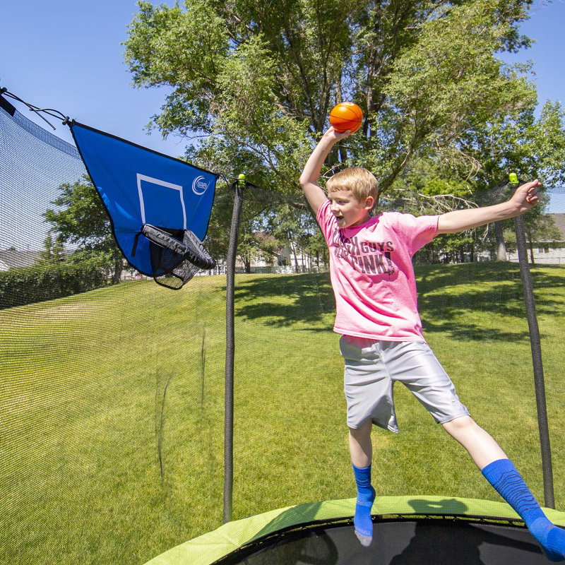 Ensemble d'accessoires Skywalker Trampolines avec jeu de basketball, Windstakes et large escabeau