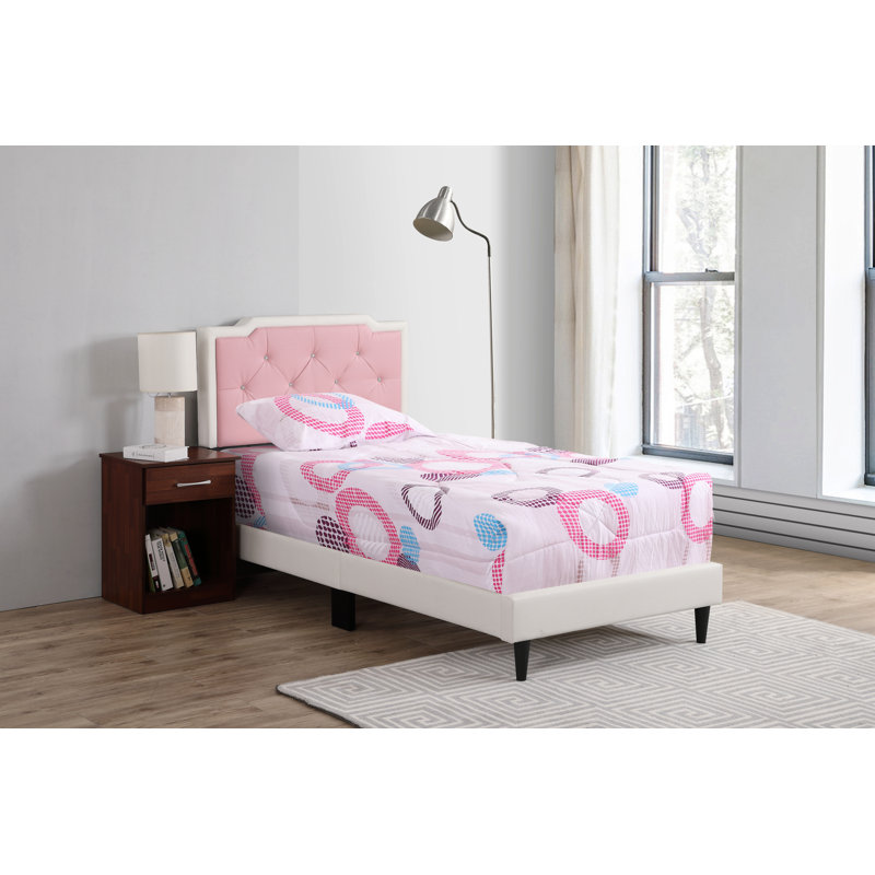 Charmant lit pour des espaces confortables
