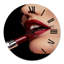 Appliquer le rouge à lèvres rouge sur les lèvres - horloge murale moderne-60280662