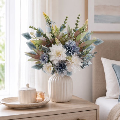 Bouquet de fleurs artificielles bleues et blanches, dahlias et tiges d'eucalyptus