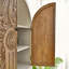 Buffet arqué à porte sculptée avec tablette ouverte
