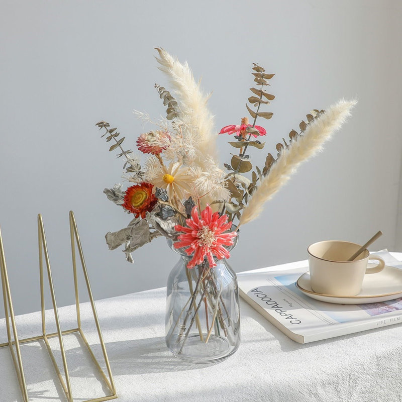 Décoration de vase et fleur simulée