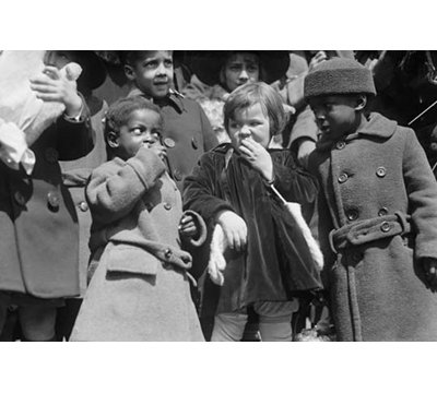 Enfants noirs et blancs à l’oeuf de pâques roulant à la maison blanche-reproduction de photo