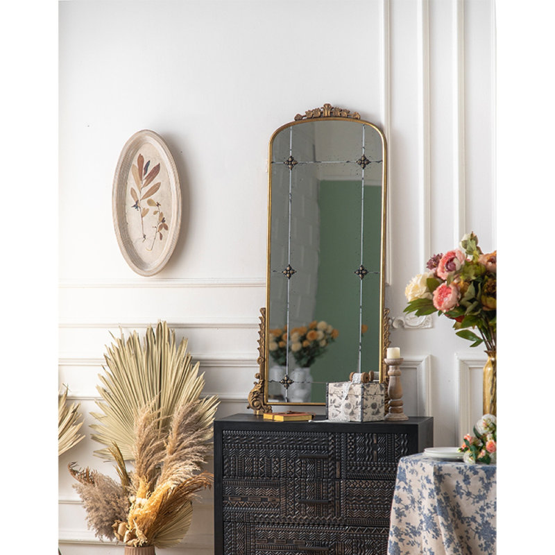 Miroir mural arqué de style antique avec cadre doré