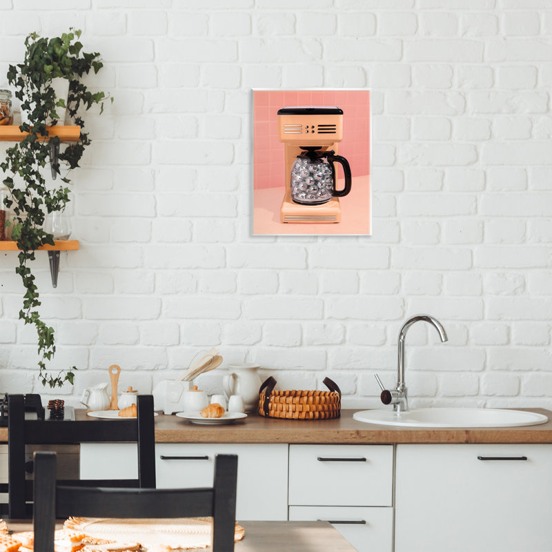 Plaque murale orange sur une machine à café disco, design par Lish Creative