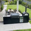 Îlot de cuisine extérieure modulaire de 122 pouces avec barbecue à gaz 7 brûleurs de 85 000 BTU, four à pizza de 35 000 BTU, comptoir en granit noir, évier, réfrigérateur extérieur et ensemble de rôtisserie.
