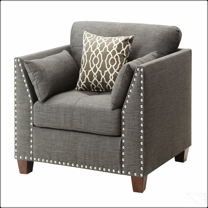 Fauteuil en lin gris clair avec garniture cloutée, parfait pour lire, se détendre et recevoir des invités dans n'importe quel décor.